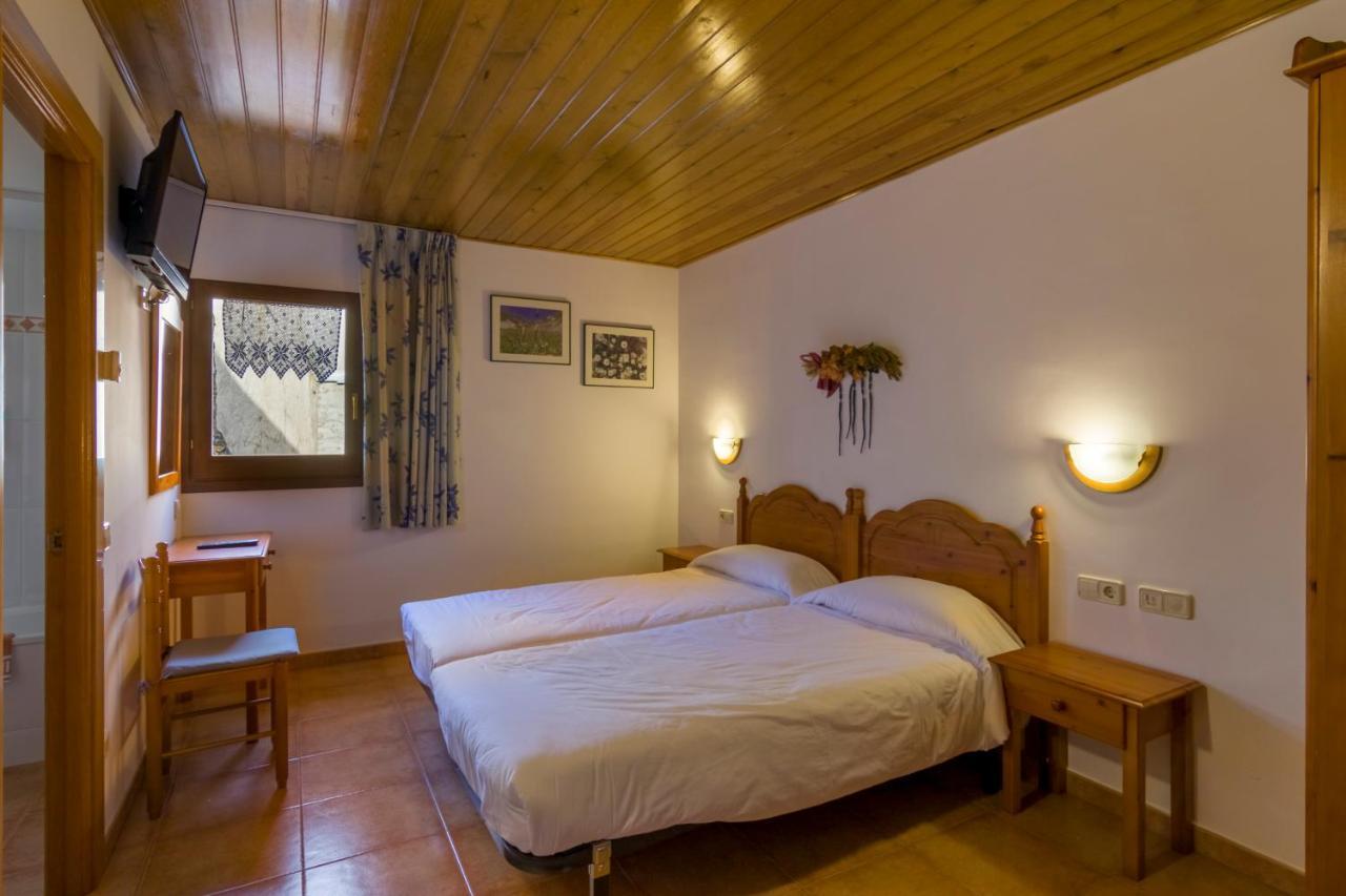 Hostal Cal Mestre Vilallonga de Ter Zewnętrze zdjęcie