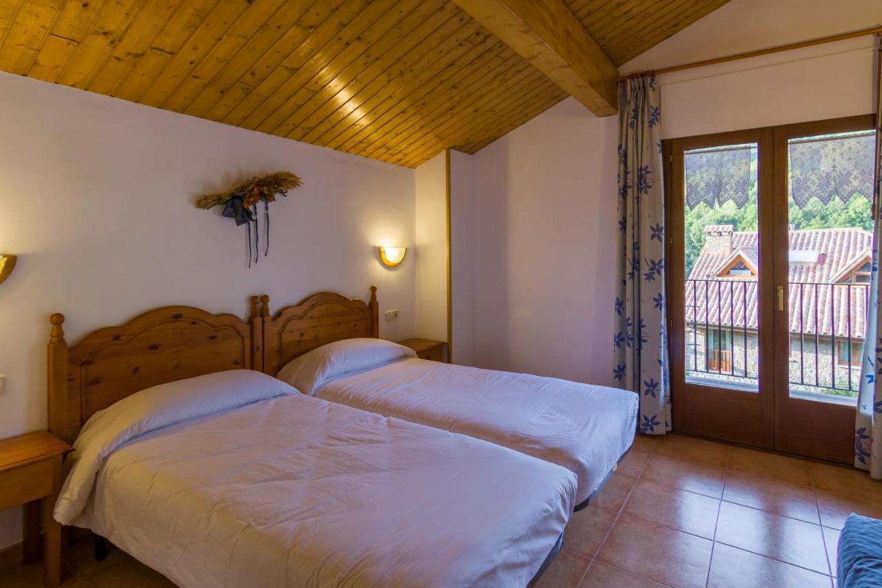 Hostal Cal Mestre Vilallonga de Ter Zewnętrze zdjęcie