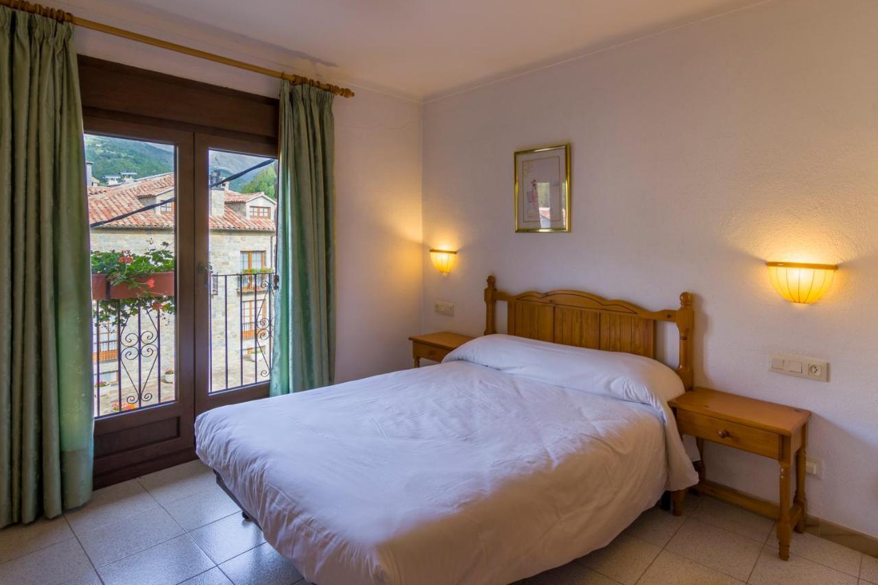 Hostal Cal Mestre Vilallonga de Ter Zewnętrze zdjęcie